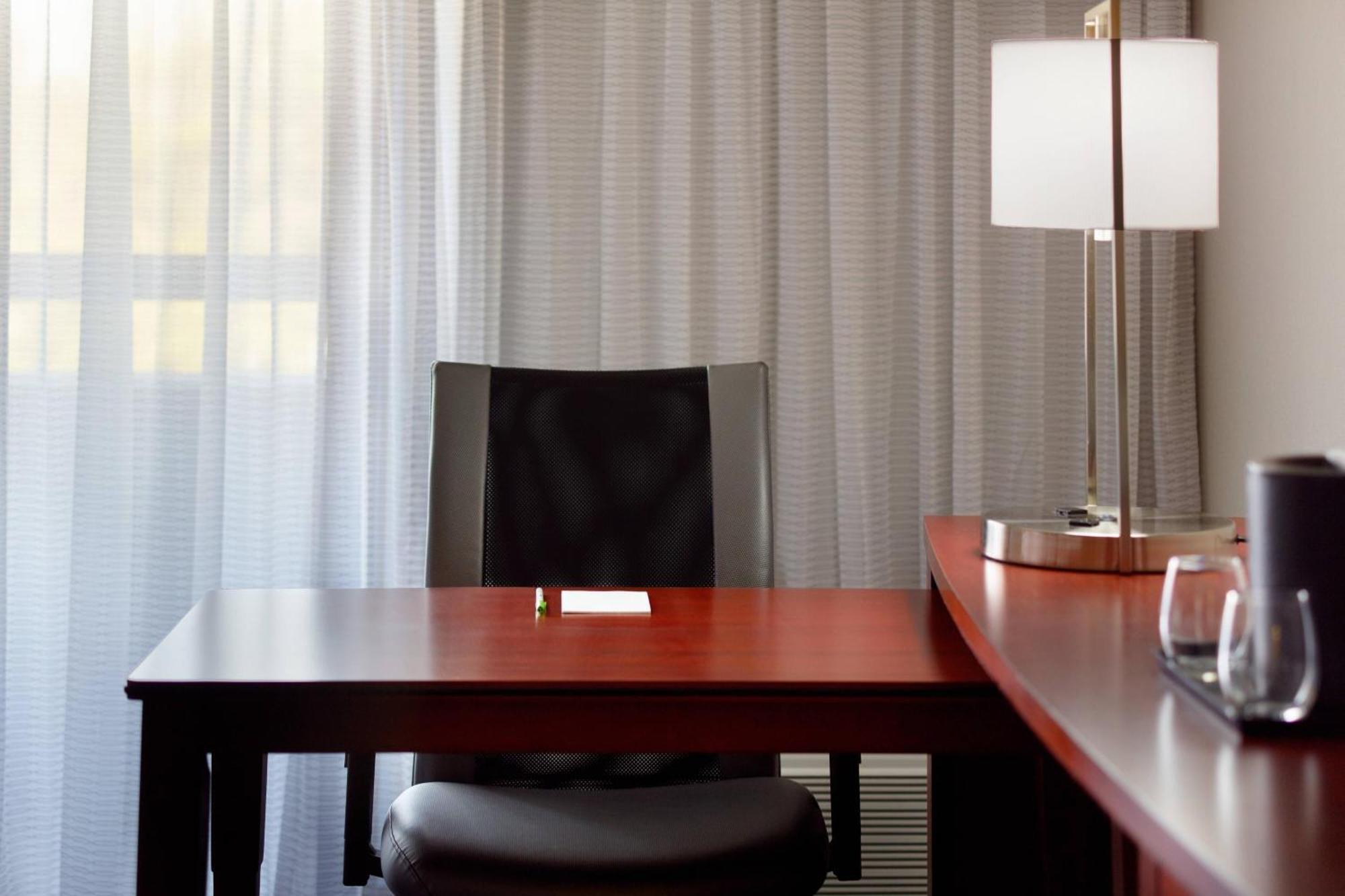 Courtyard By Marriott Greensboro Exterior foto
